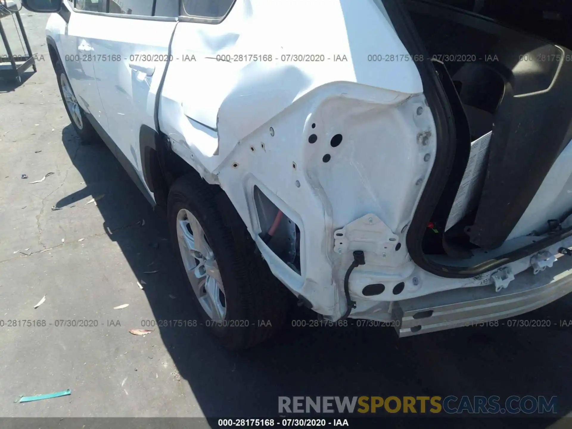 4 Photograph of a damaged car 2T3W1RFV0KW017538 TOYOTA RAV4 2019