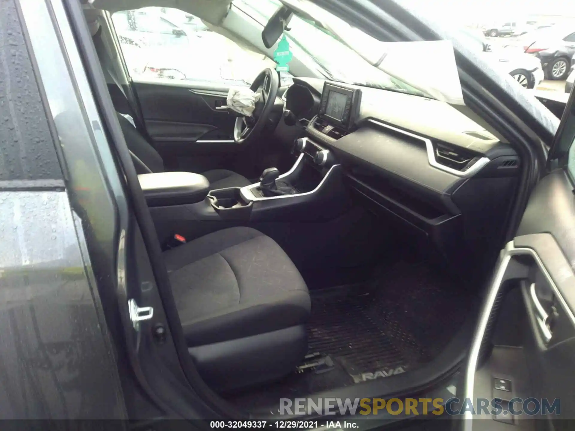 5 Photograph of a damaged car 2T3W1RFV0KW022514 TOYOTA RAV4 2019