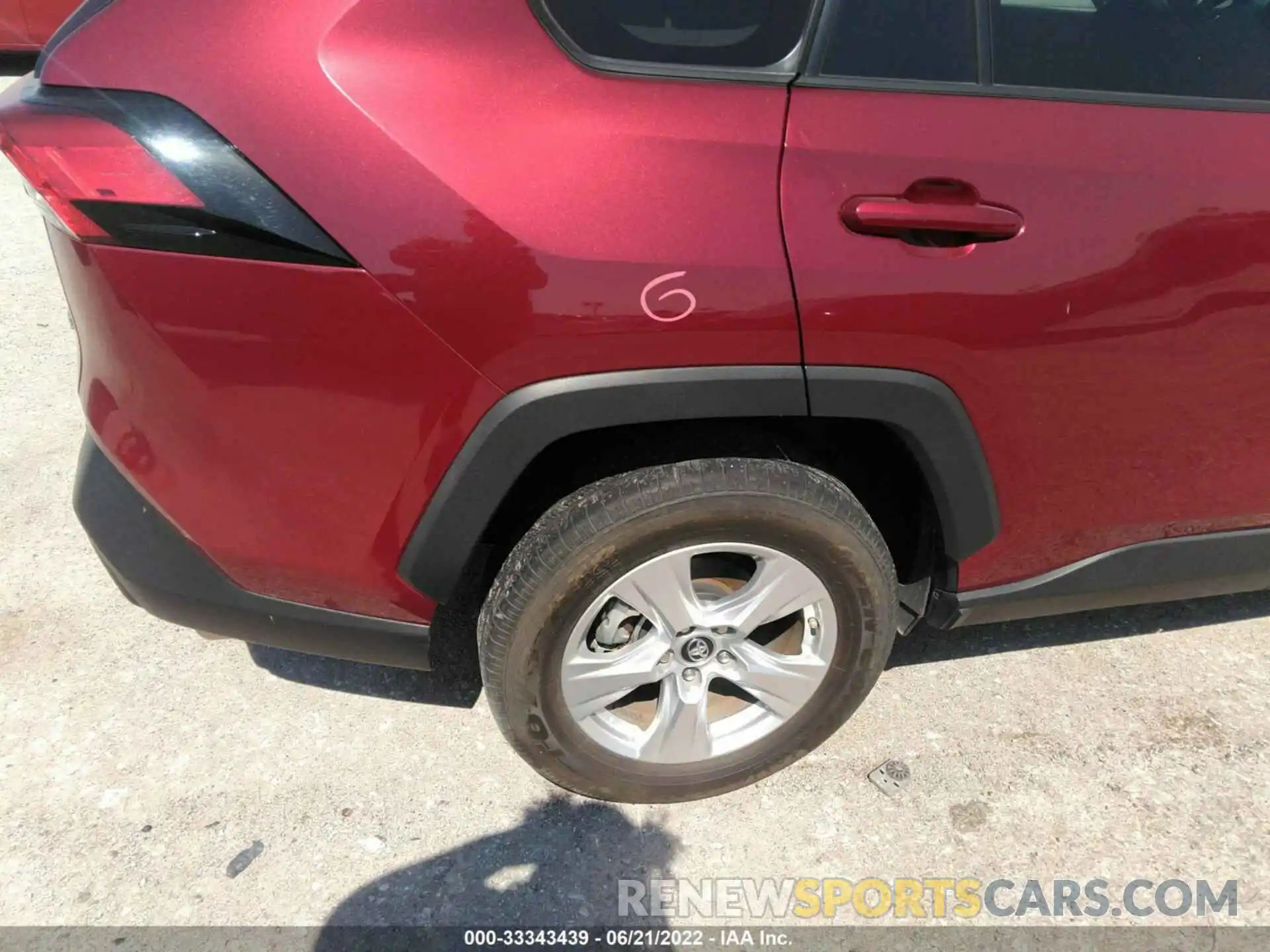 15 Photograph of a damaged car 2T3W1RFV0KW029544 TOYOTA RAV4 2019