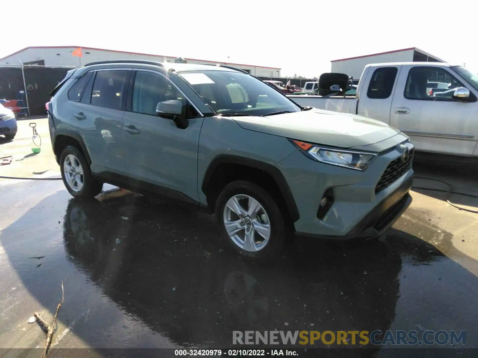 1 Photograph of a damaged car 2T3W1RFV1KC027738 TOYOTA RAV4 2019