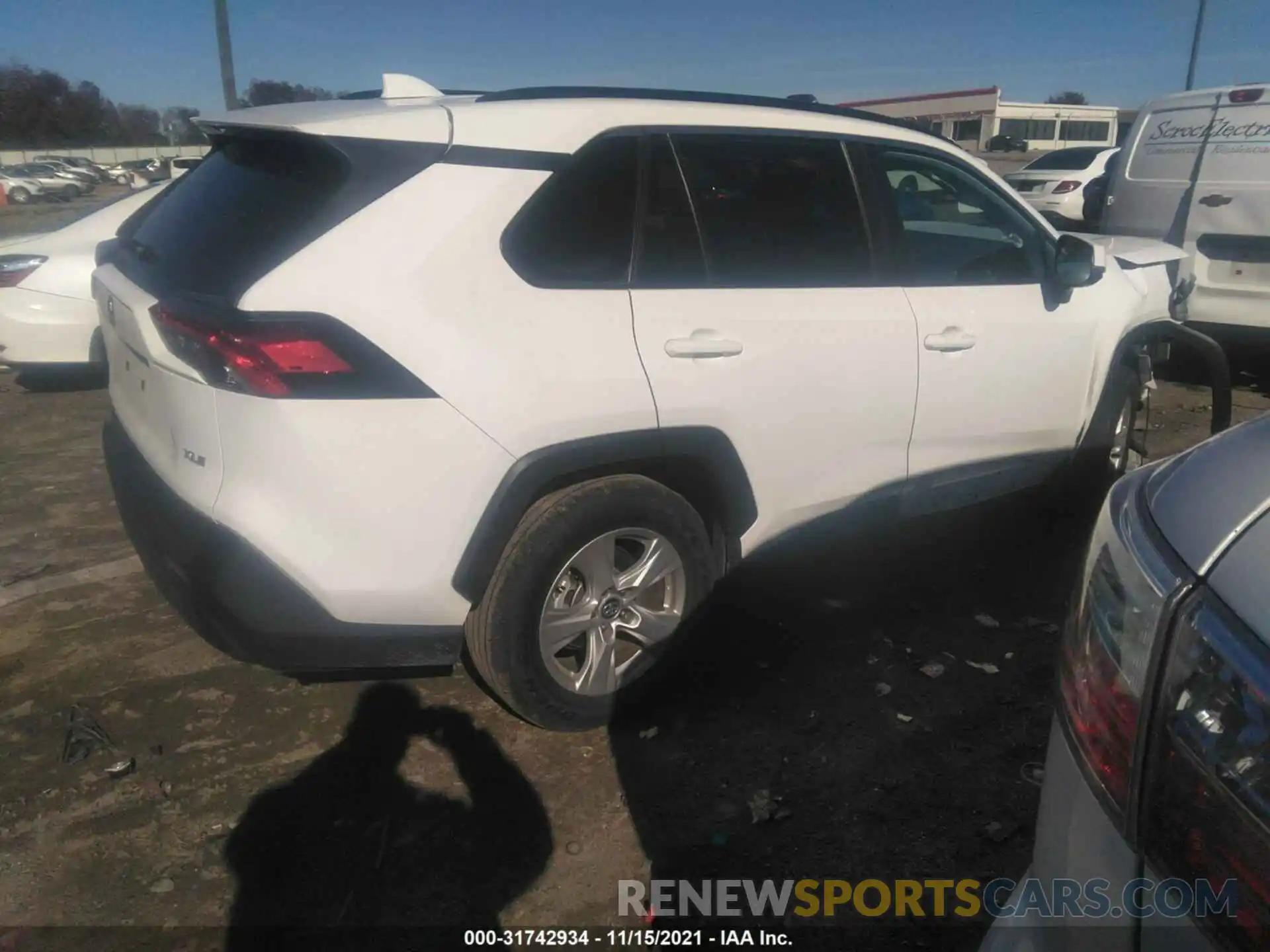 4 Photograph of a damaged car 2T3W1RFV1KC029201 TOYOTA RAV4 2019