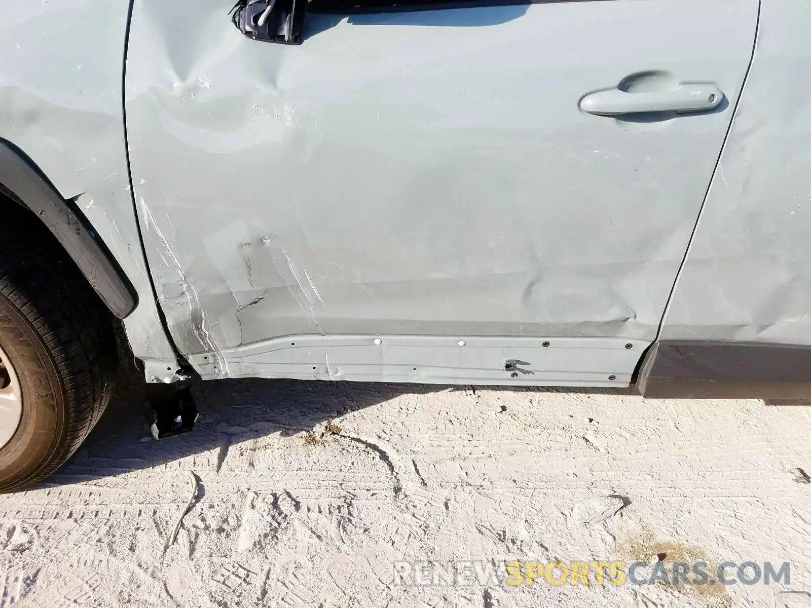 9 Photograph of a damaged car 2T3W1RFV1KW018469 TOYOTA RAV4 2019