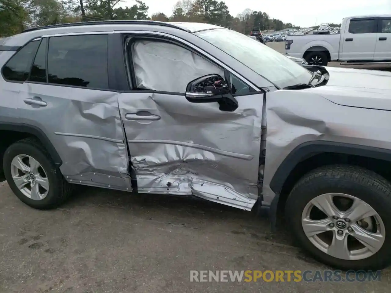 9 Photograph of a damaged car 2T3W1RFV1KW018813 TOYOTA RAV4 2019