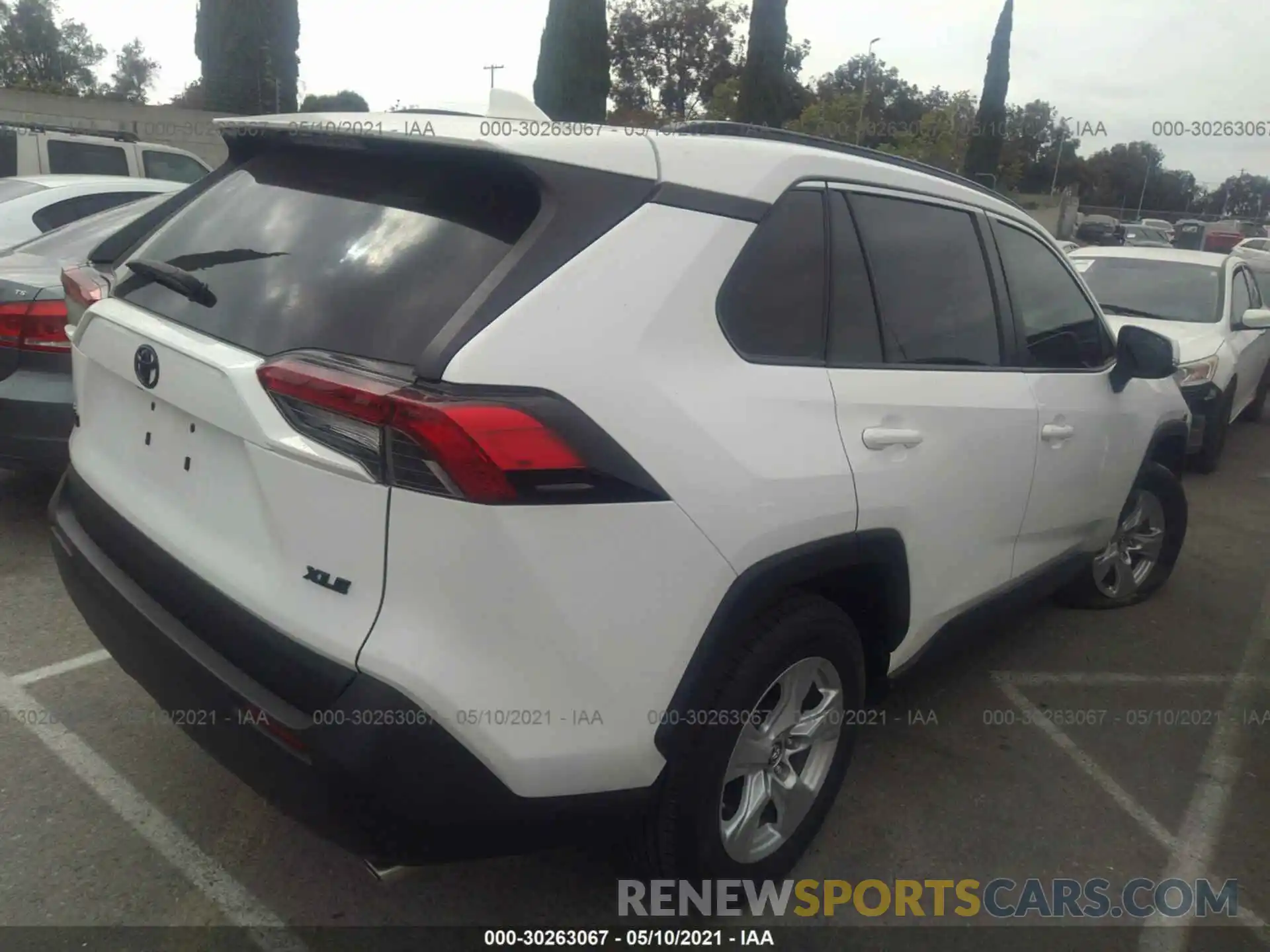 4 Photograph of a damaged car 2T3W1RFV2KW015337 TOYOTA RAV4 2019