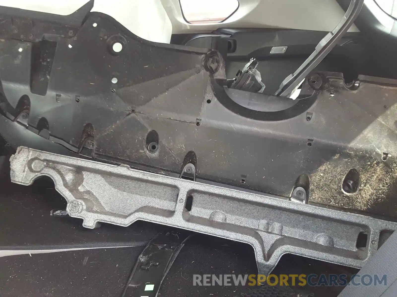 9 Photograph of a damaged car 2T3W1RFV2KW050301 TOYOTA RAV4 2019