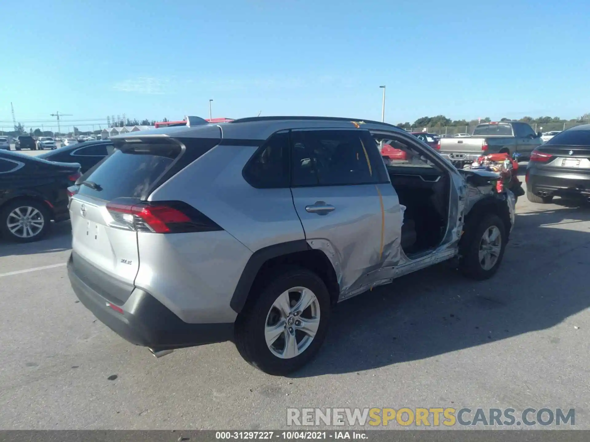 4 Photograph of a damaged car 2T3W1RFV3KW003035 TOYOTA RAV4 2019