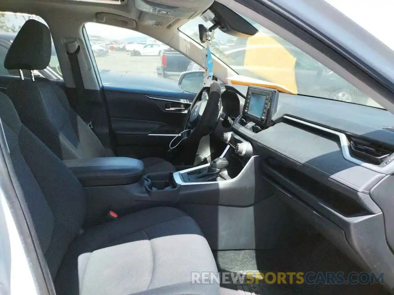 5 Photograph of a damaged car 2T3W1RFV3KW003746 TOYOTA RAV4 2019