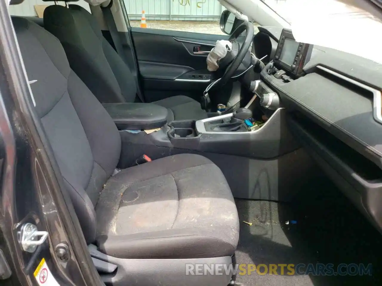 5 Photograph of a damaged car 2T3W1RFV3KW010664 TOYOTA RAV4 2019