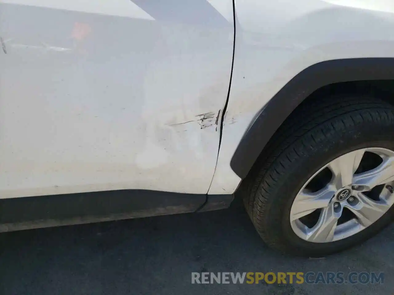 9 Photograph of a damaged car 2T3W1RFV3KW015587 TOYOTA RAV4 2019