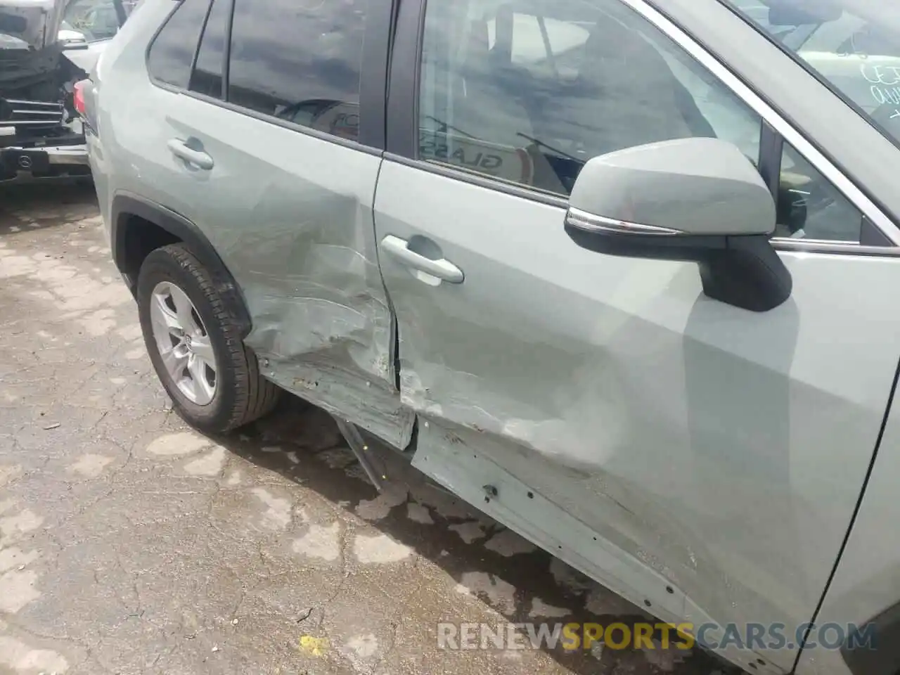 9 Photograph of a damaged car 2T3W1RFV3KW039694 TOYOTA RAV4 2019