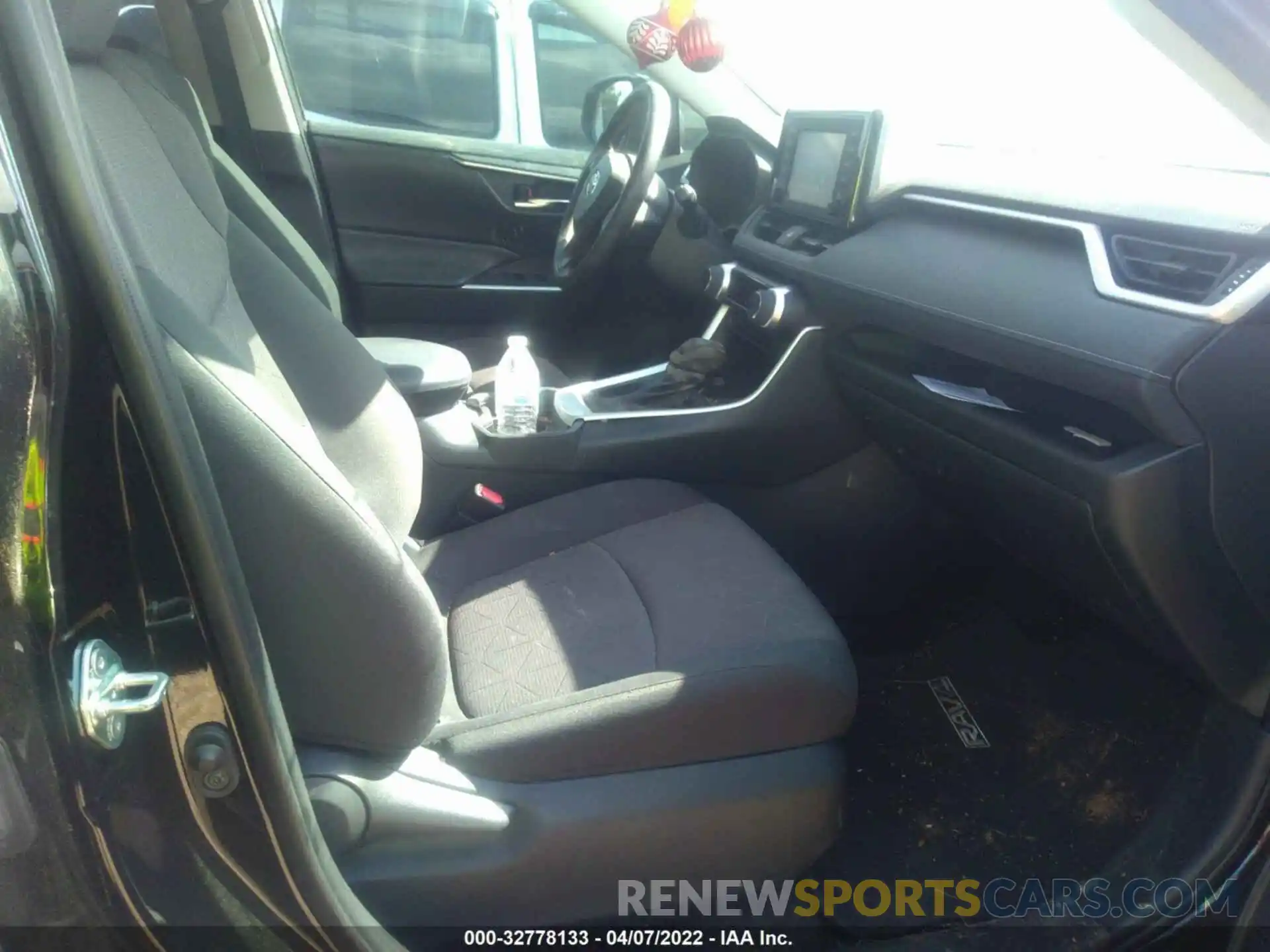 5 Photograph of a damaged car 2T3W1RFV3KW055300 TOYOTA RAV4 2019