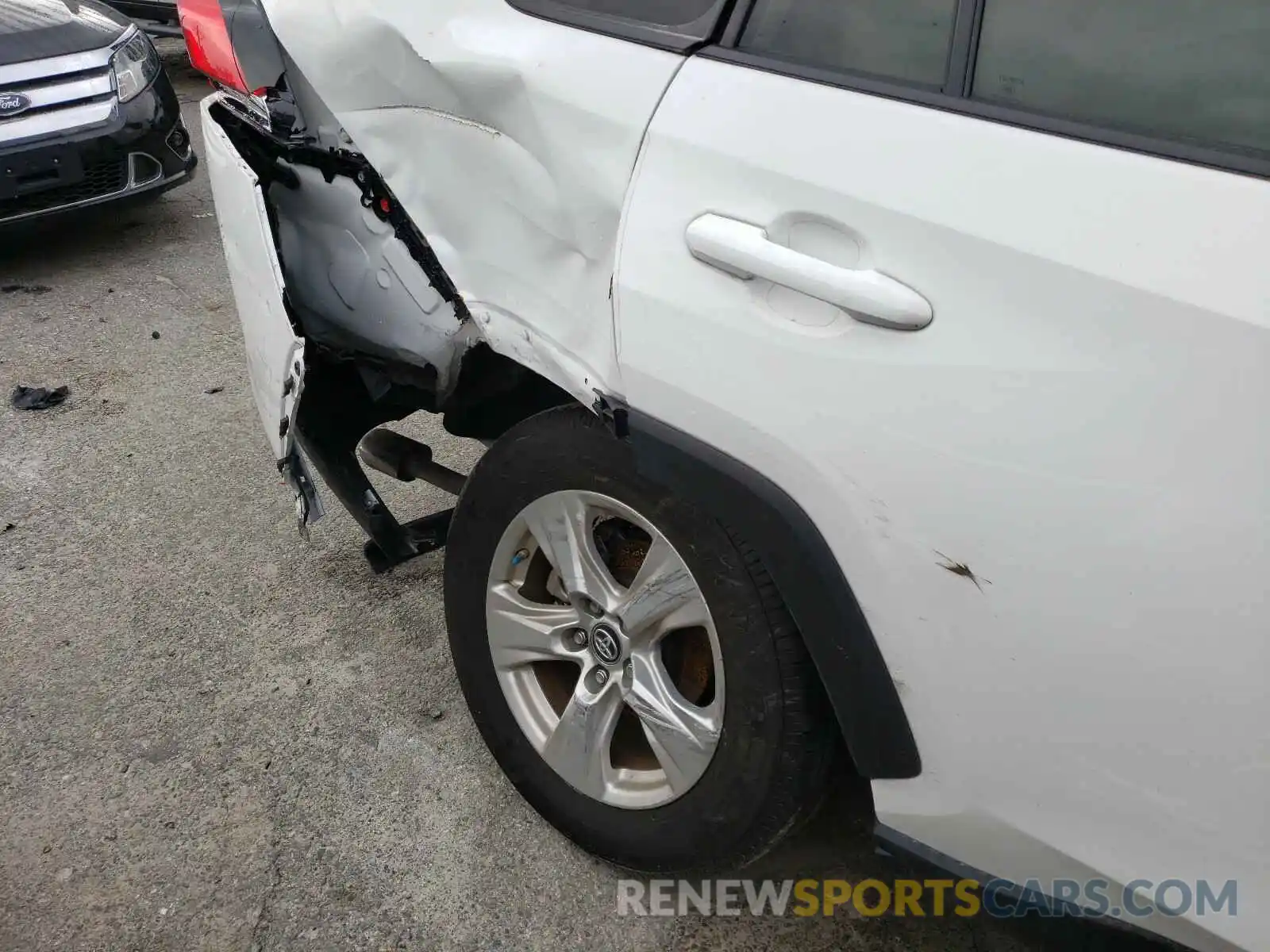 9 Photograph of a damaged car 2T3W1RFV4KC031007 TOYOTA RAV4 2019