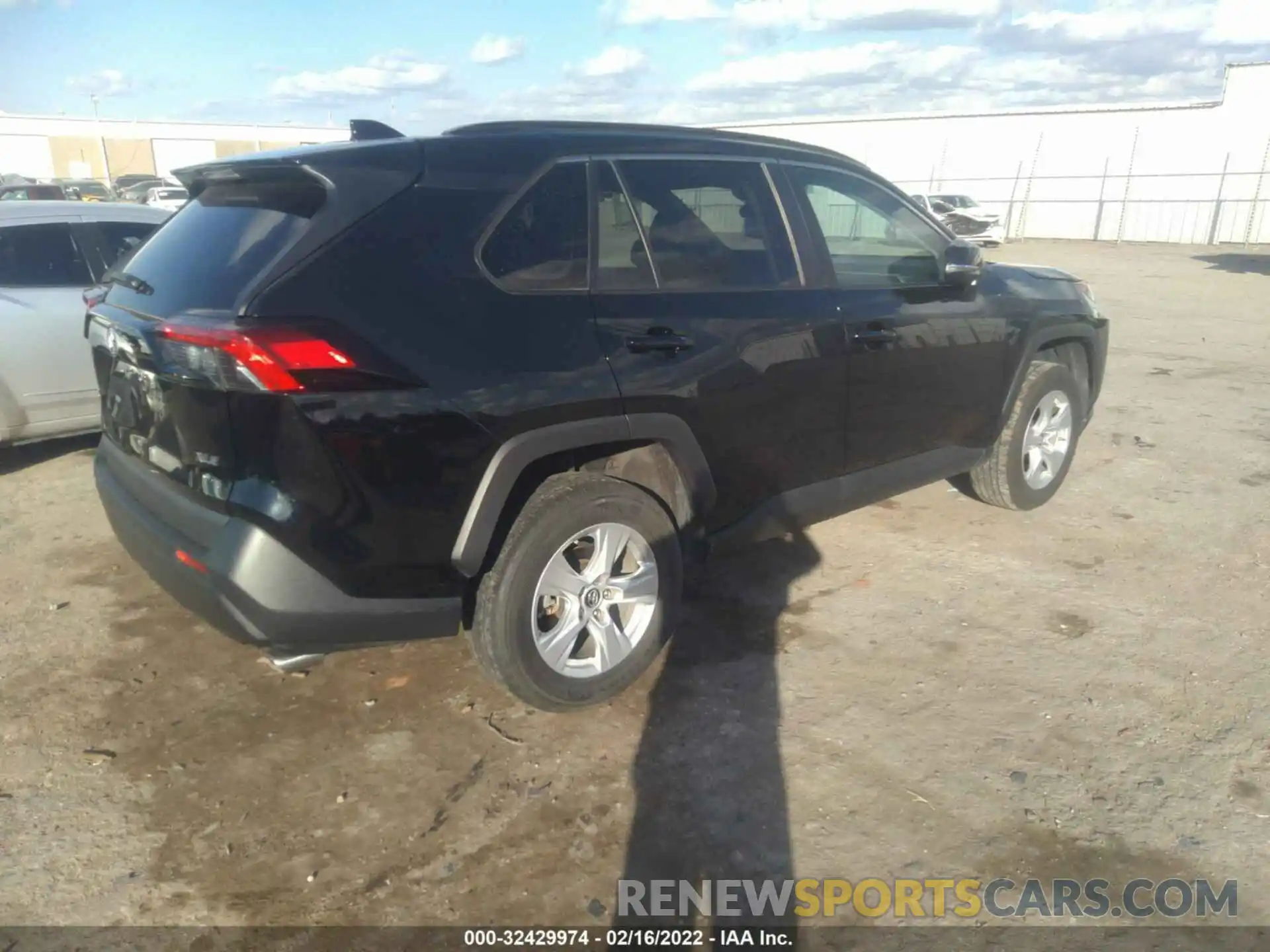 4 Photograph of a damaged car 2T3W1RFV4KW012519 TOYOTA RAV4 2019