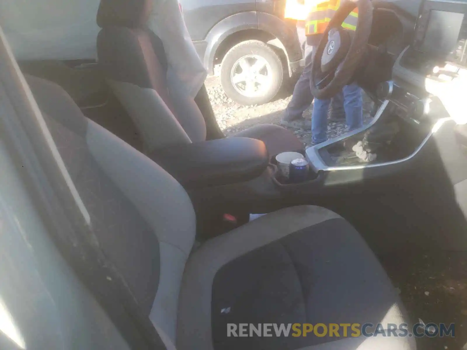 5 Photograph of a damaged car 2T3W1RFV4KW012570 TOYOTA RAV4 2019