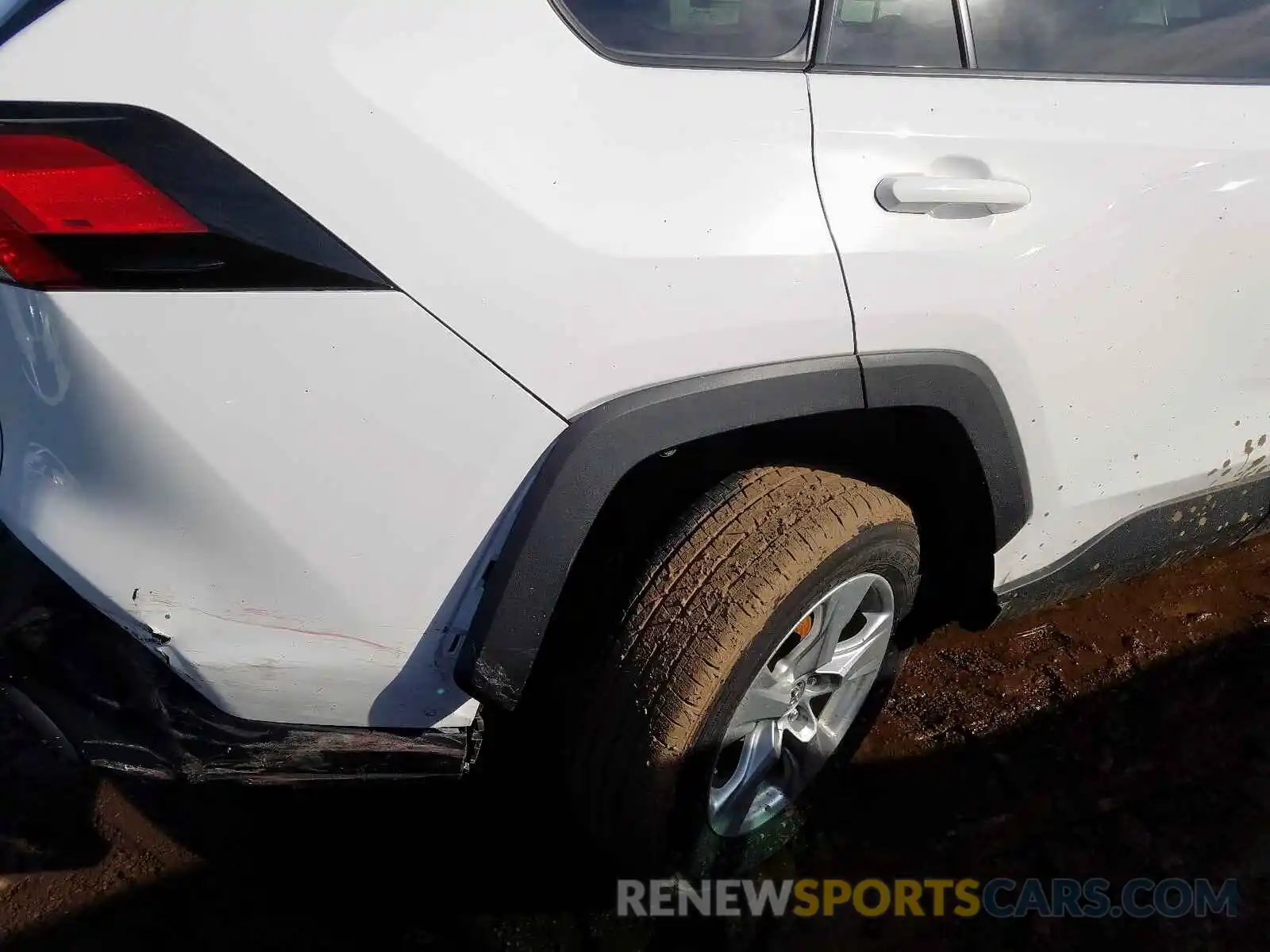 9 Photograph of a damaged car 2T3W1RFV4KW013945 TOYOTA RAV4 2019