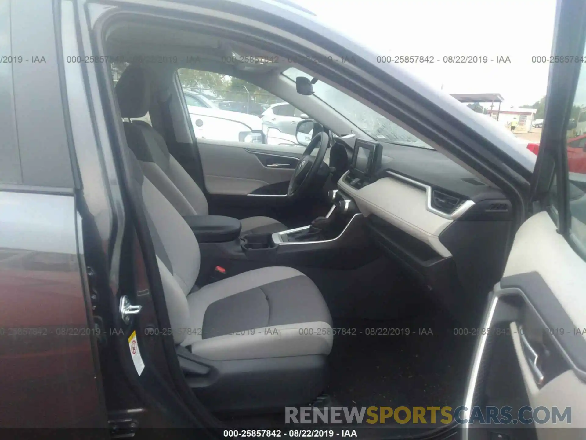 5 Photograph of a damaged car 2T3W1RFV4KW015193 TOYOTA RAV4 2019