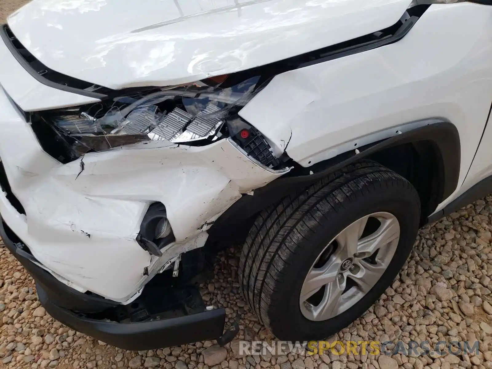 9 Photograph of a damaged car 2T3W1RFV4KW015985 TOYOTA RAV4 2019