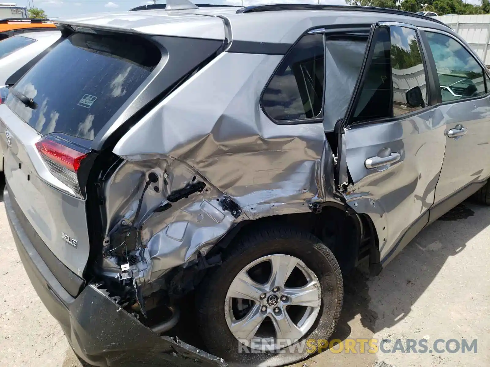 9 Photograph of a damaged car 2T3W1RFV5KW024825 TOYOTA RAV4 2019