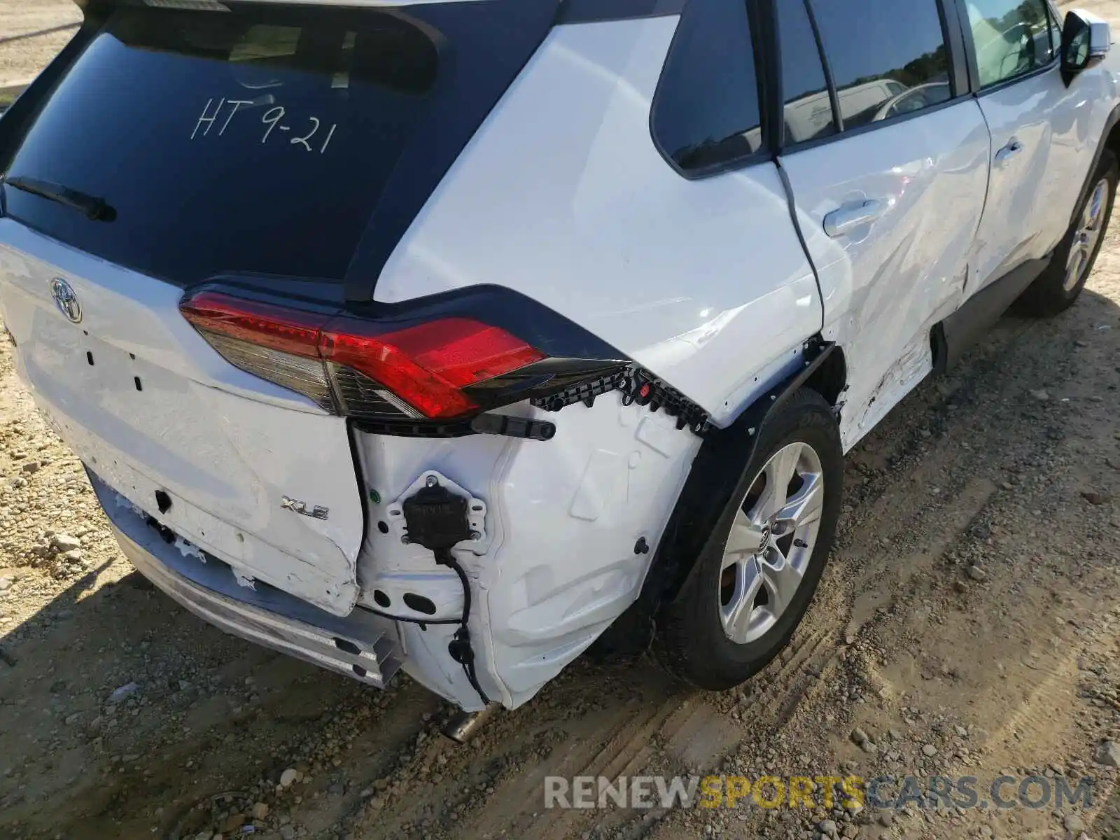 9 Photograph of a damaged car 2T3W1RFV5KW029653 TOYOTA RAV4 2019