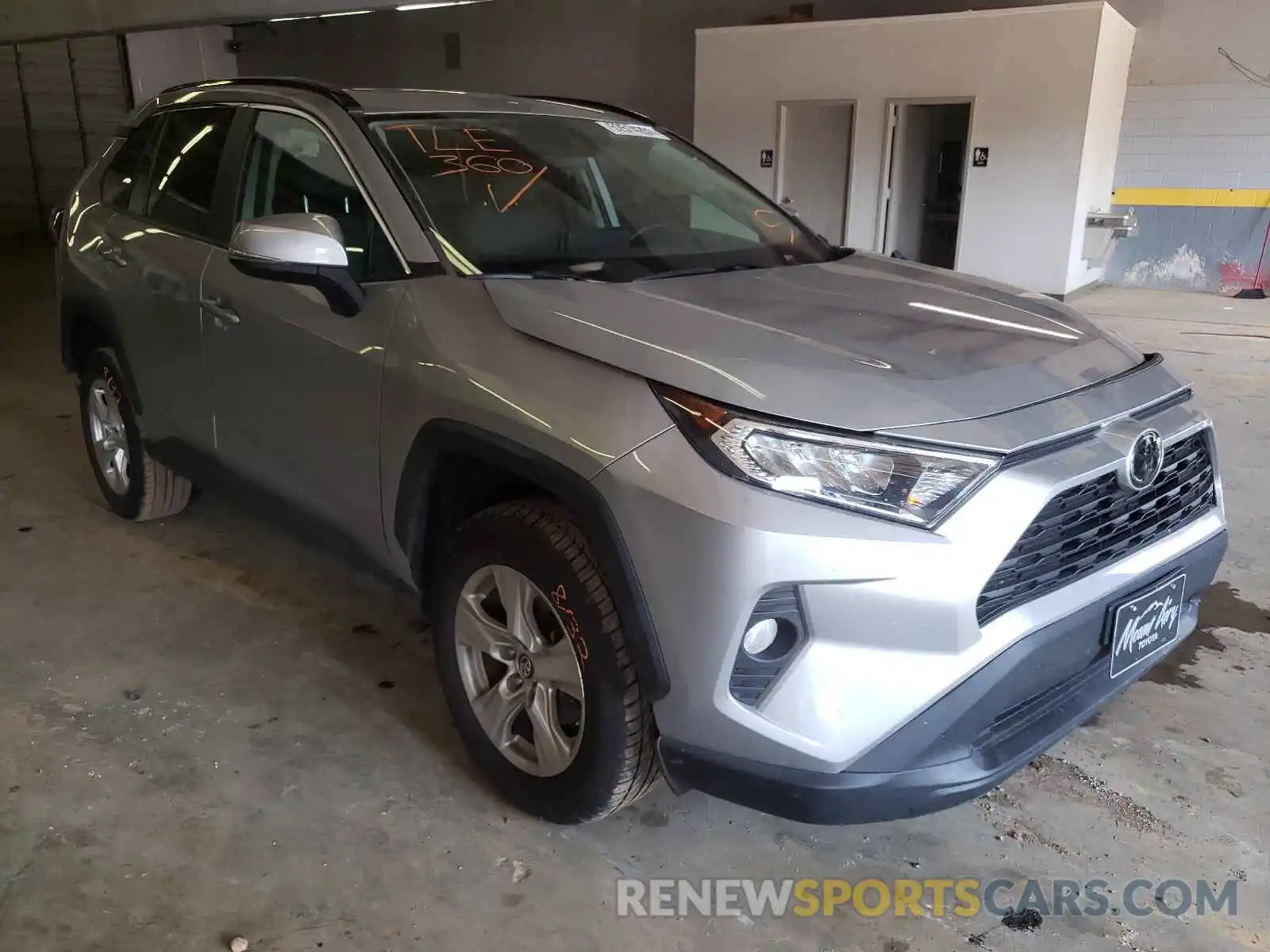 1 Photograph of a damaged car 2T3W1RFV5KW032861 TOYOTA RAV4 2019