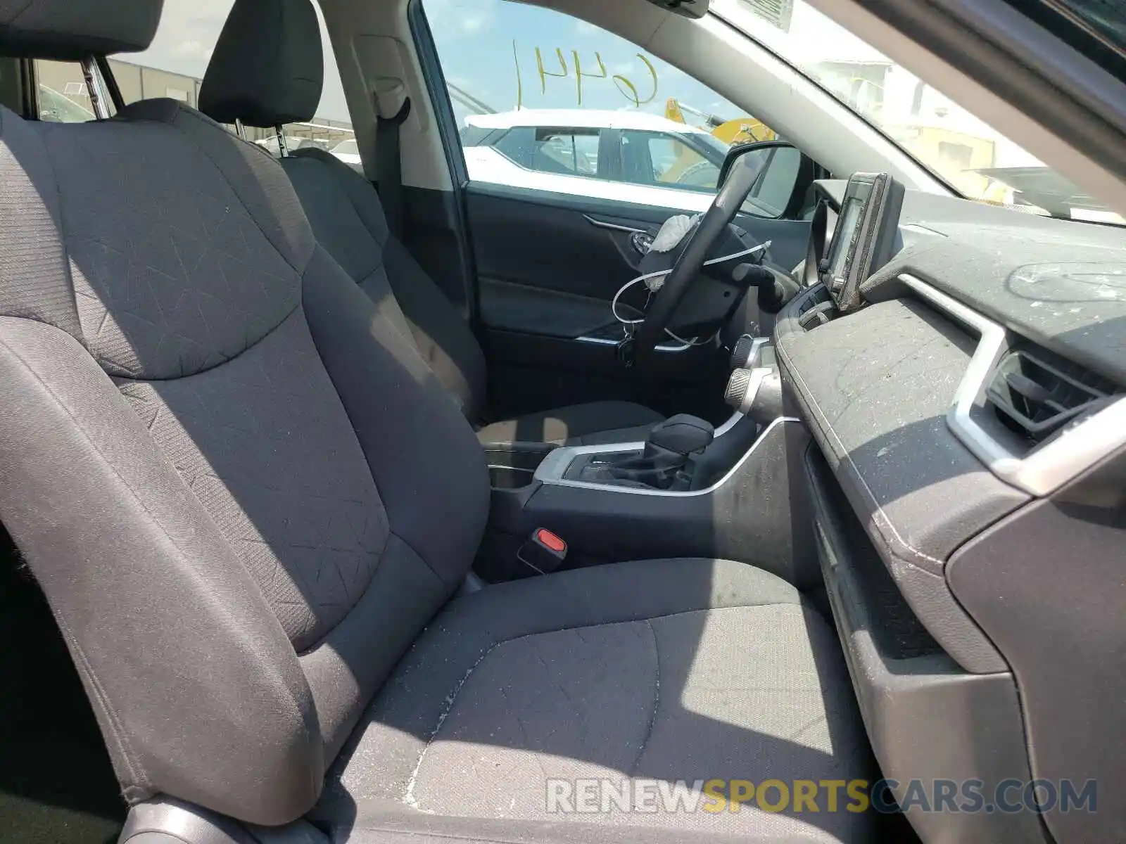 5 Photograph of a damaged car 2T3W1RFV5KW054939 TOYOTA RAV4 2019