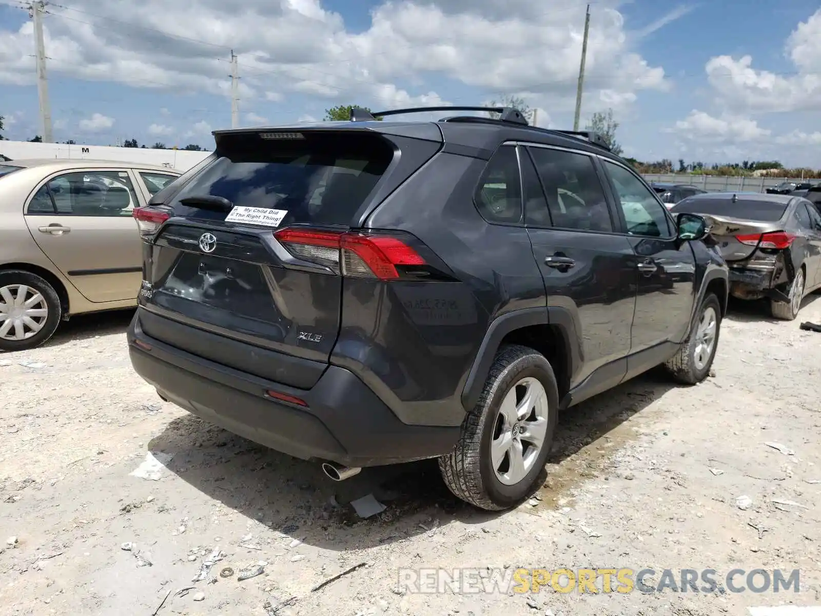 4 Photograph of a damaged car 2T3W1RFV6KW023683 TOYOTA RAV4 2019