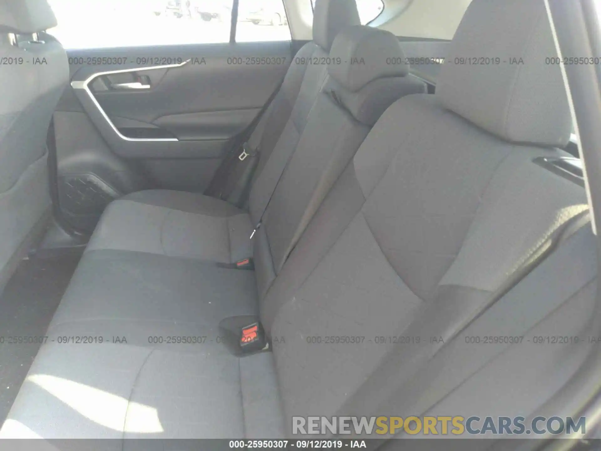 8 Photograph of a damaged car 2T3W1RFV6KW033033 TOYOTA RAV4 2019