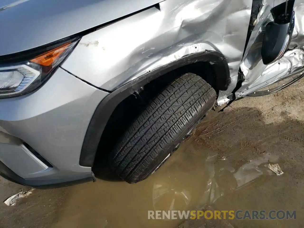 9 Photograph of a damaged car 2T3W1RFV6KW053816 TOYOTA RAV4 2019