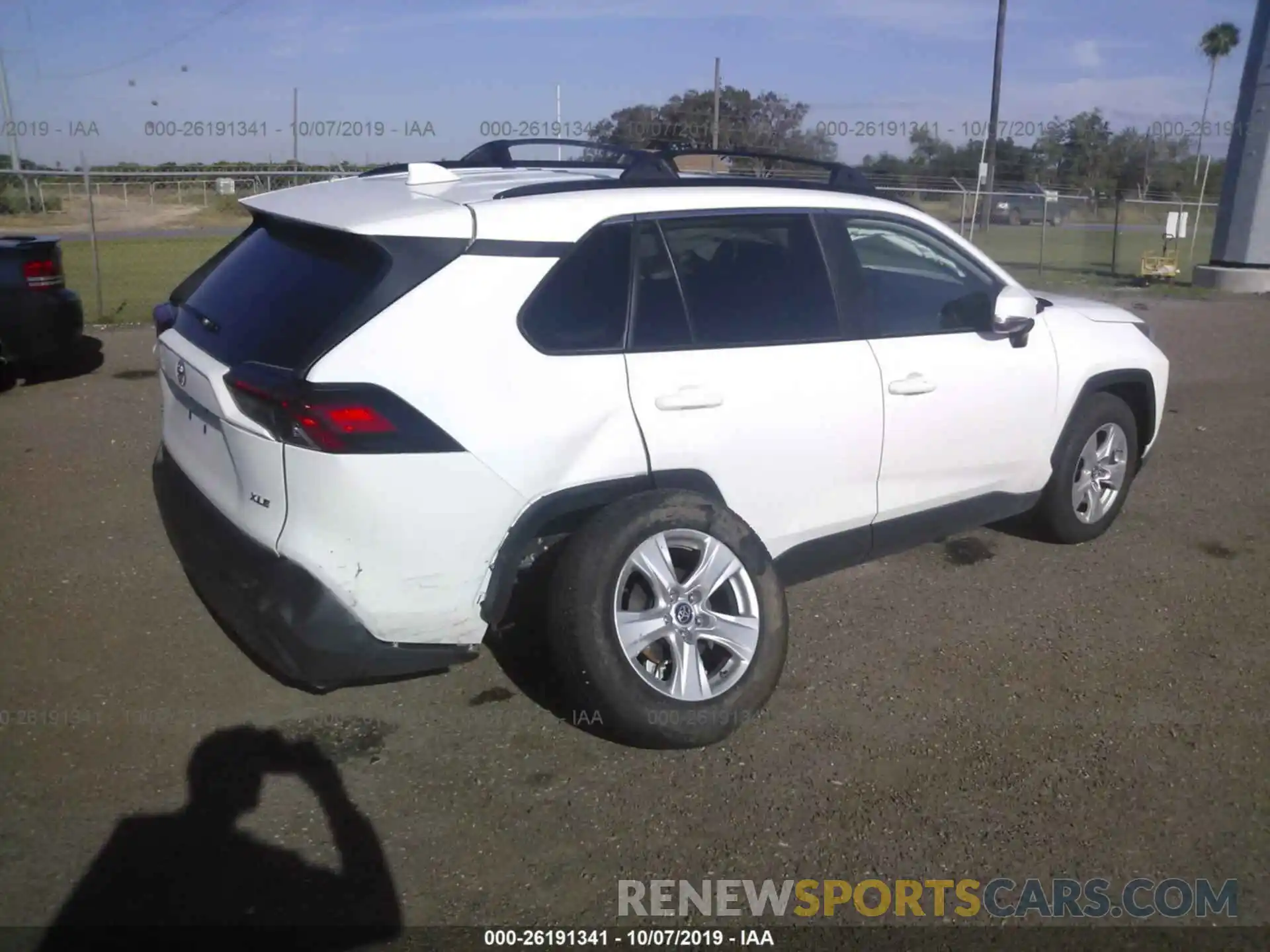 4 Photograph of a damaged car 2T3W1RFV7KC016100 TOYOTA RAV4 2019