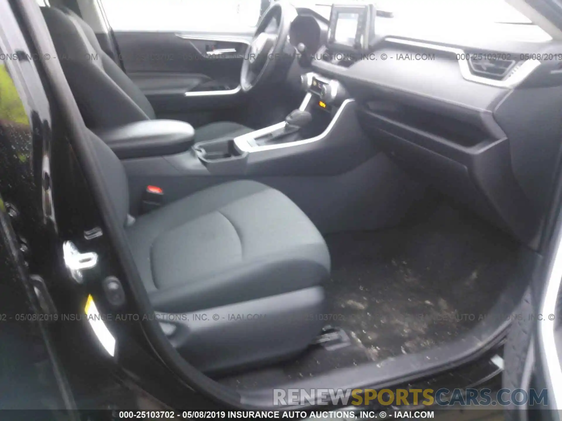 5 Photograph of a damaged car 2T3W1RFV7KW013650 TOYOTA RAV4 2019