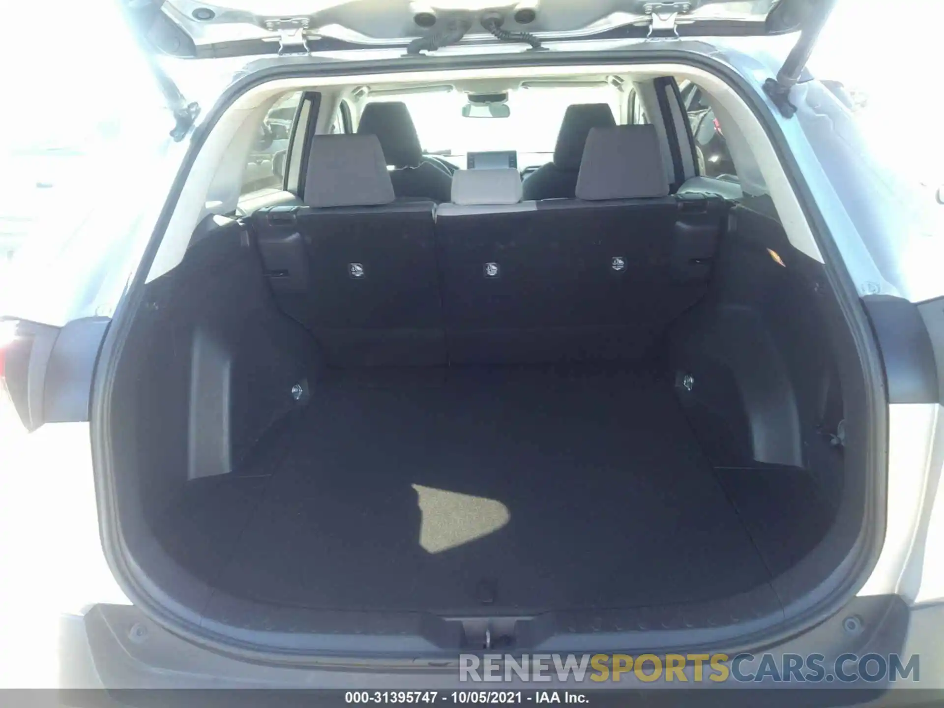 8 Photograph of a damaged car 2T3W1RFV8KC013710 TOYOTA RAV4 2019