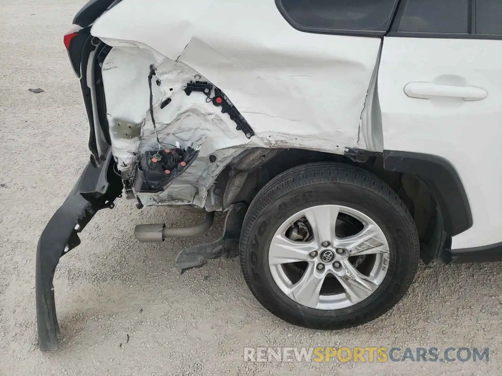 9 Photograph of a damaged car 2T3W1RFV8KC018583 TOYOTA RAV4 2019