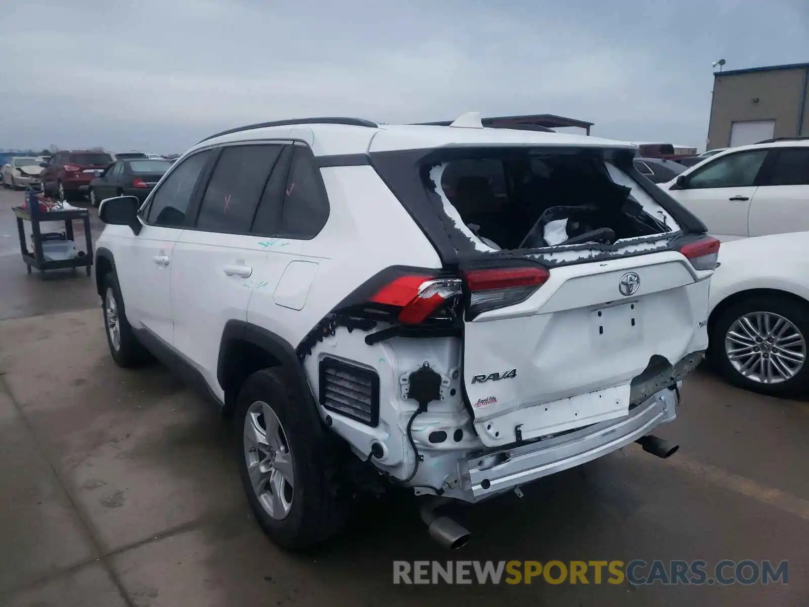 3 Фотография поврежденного автомобиля 2T3W1RFV8KW004567 TOYOTA RAV4 2019