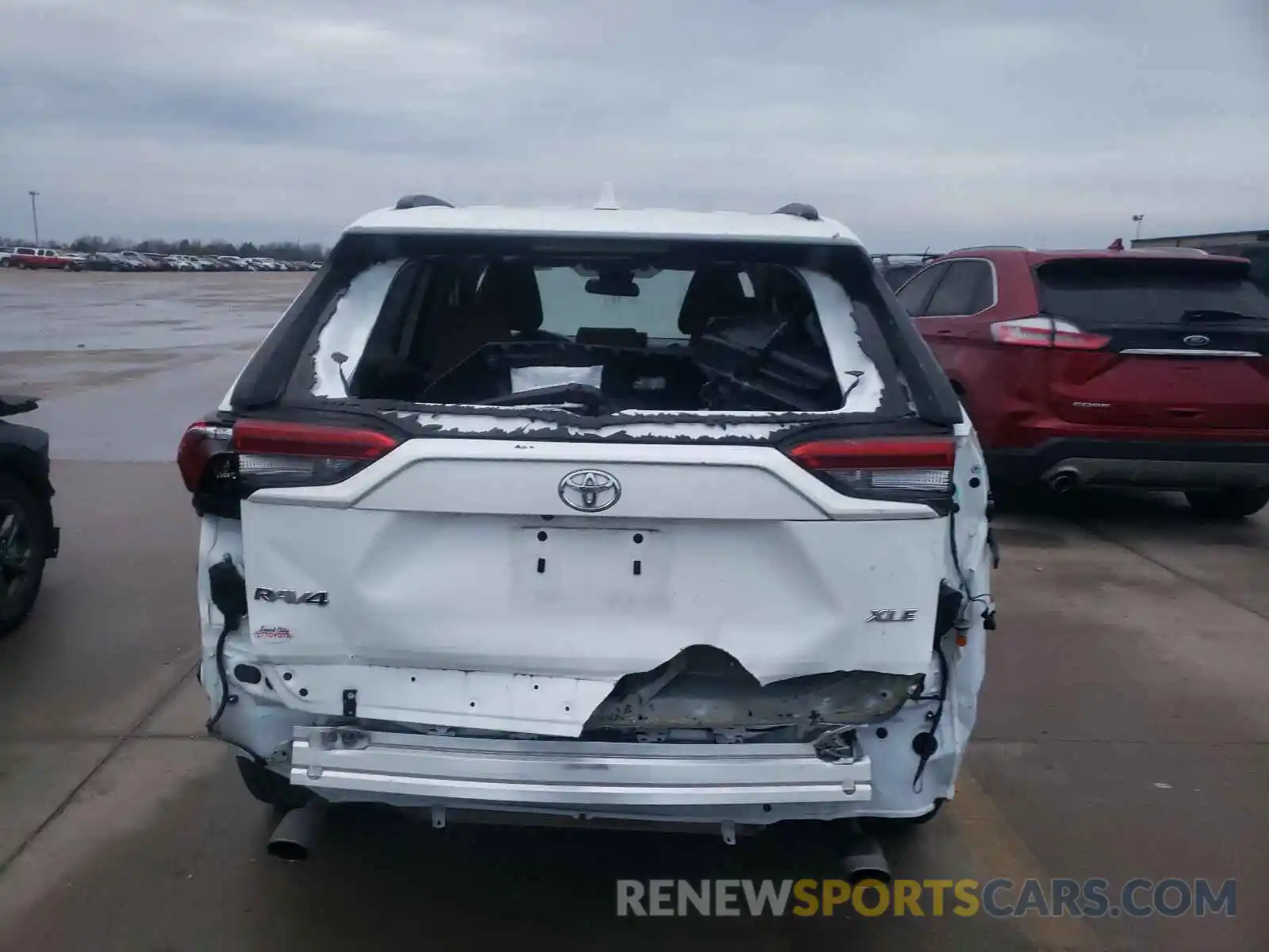 9 Photograph of a damaged car 2T3W1RFV8KW004567 TOYOTA RAV4 2019