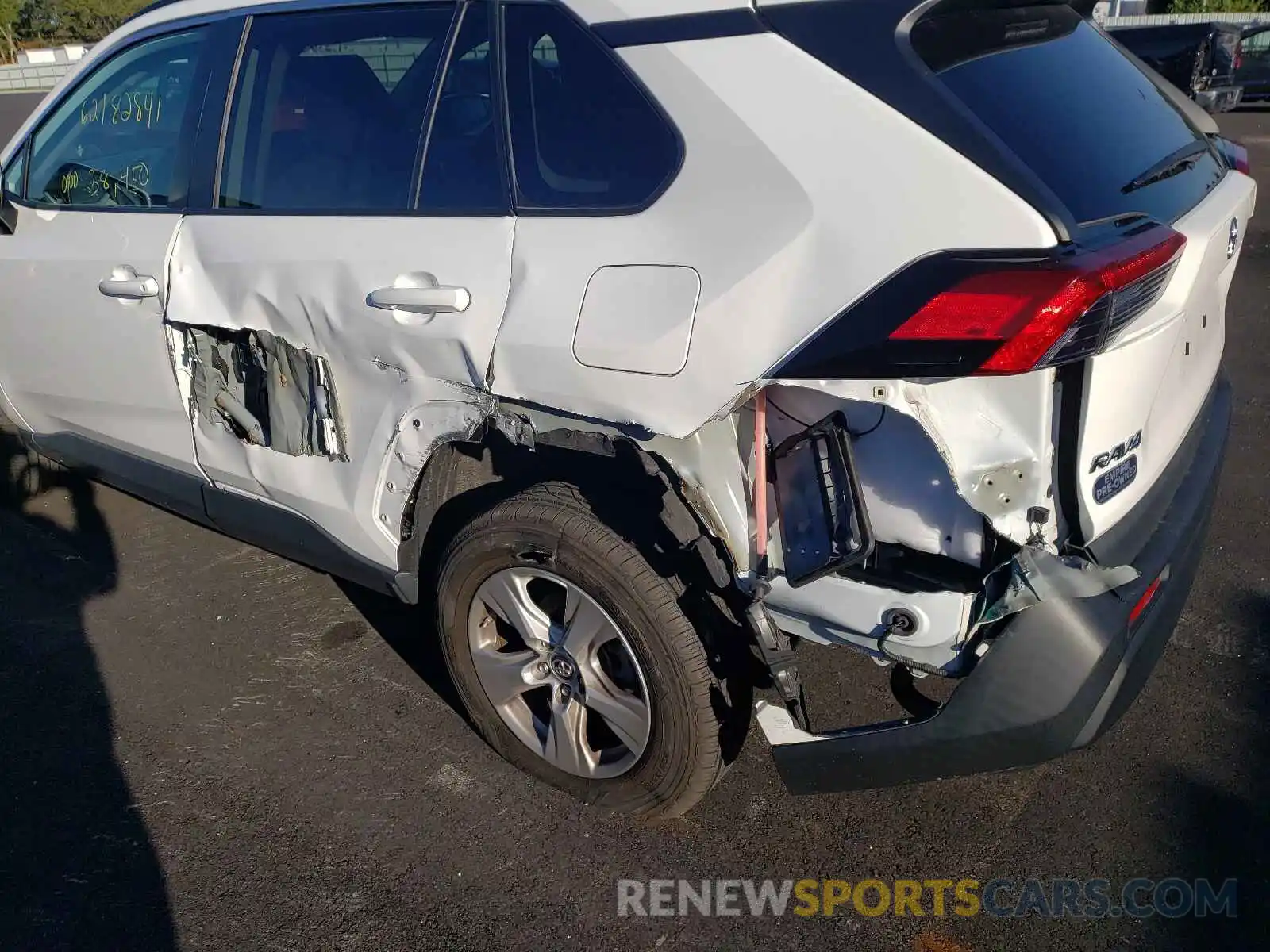 9 Photograph of a damaged car 2T3W1RFV8KW013771 TOYOTA RAV4 2019