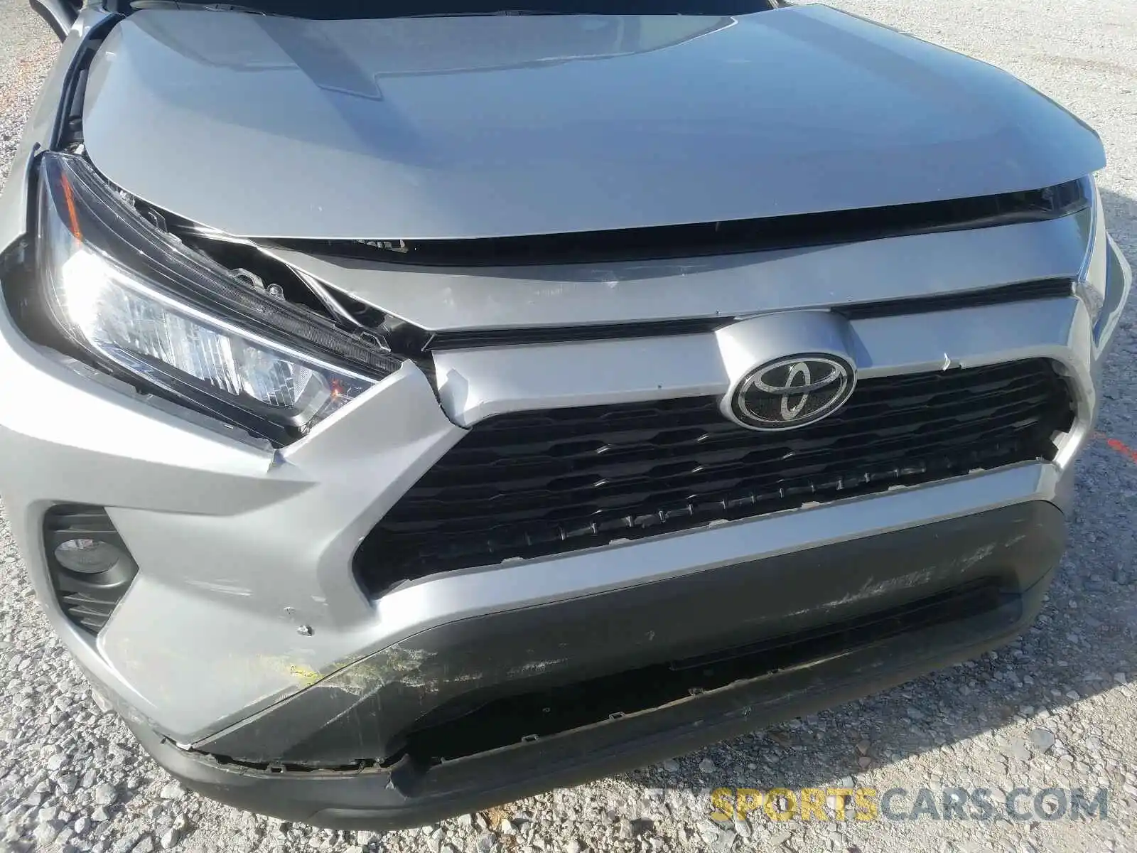 9 Photograph of a damaged car 2T3W1RFV9KW008921 TOYOTA RAV4 2019