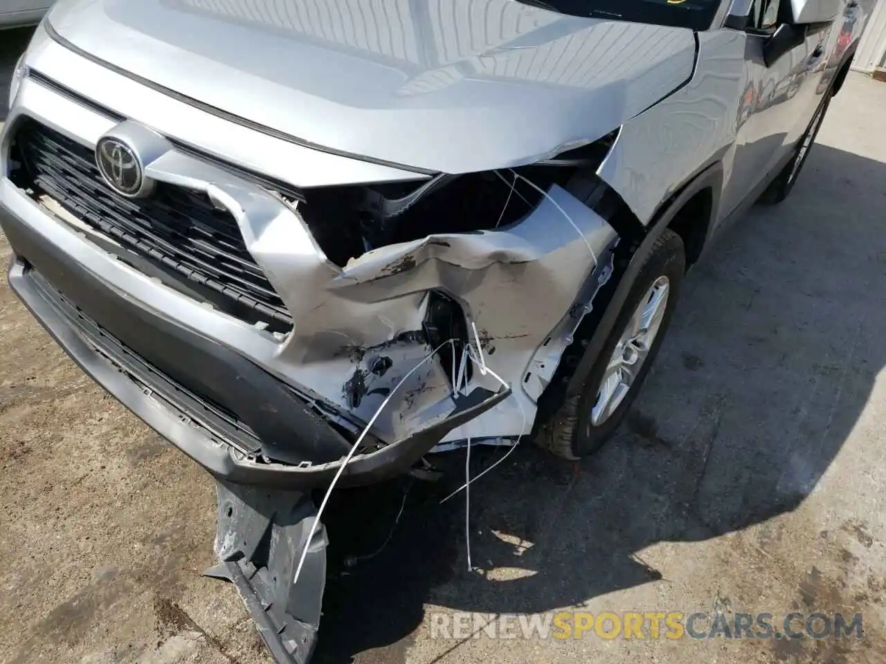 9 Photograph of a damaged car 2T3W1RFV9KW032569 TOYOTA RAV4 2019