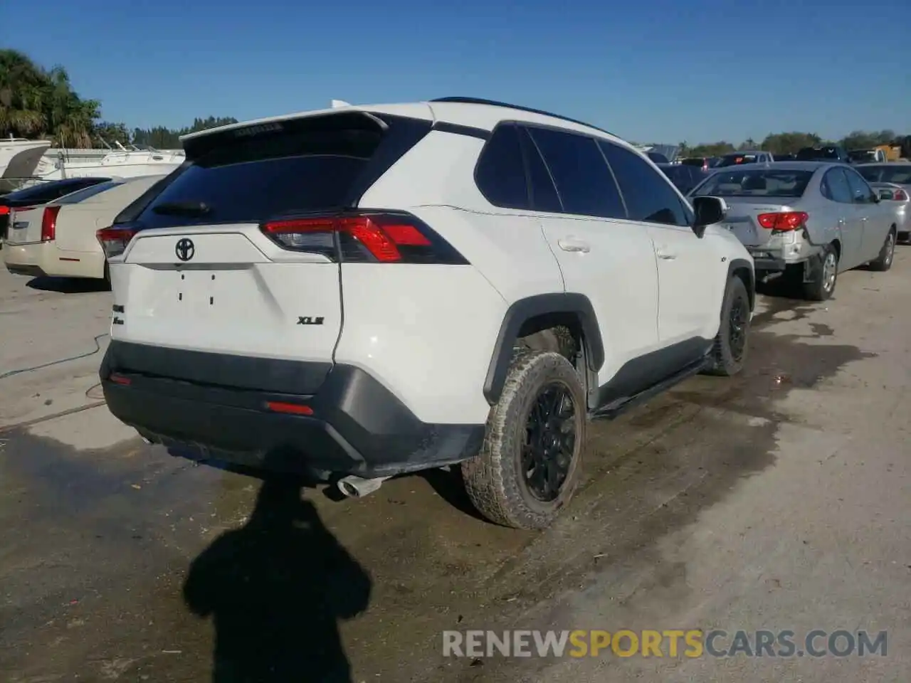 4 Photograph of a damaged car 2T3W1RFV9KW053017 TOYOTA RAV4 2019