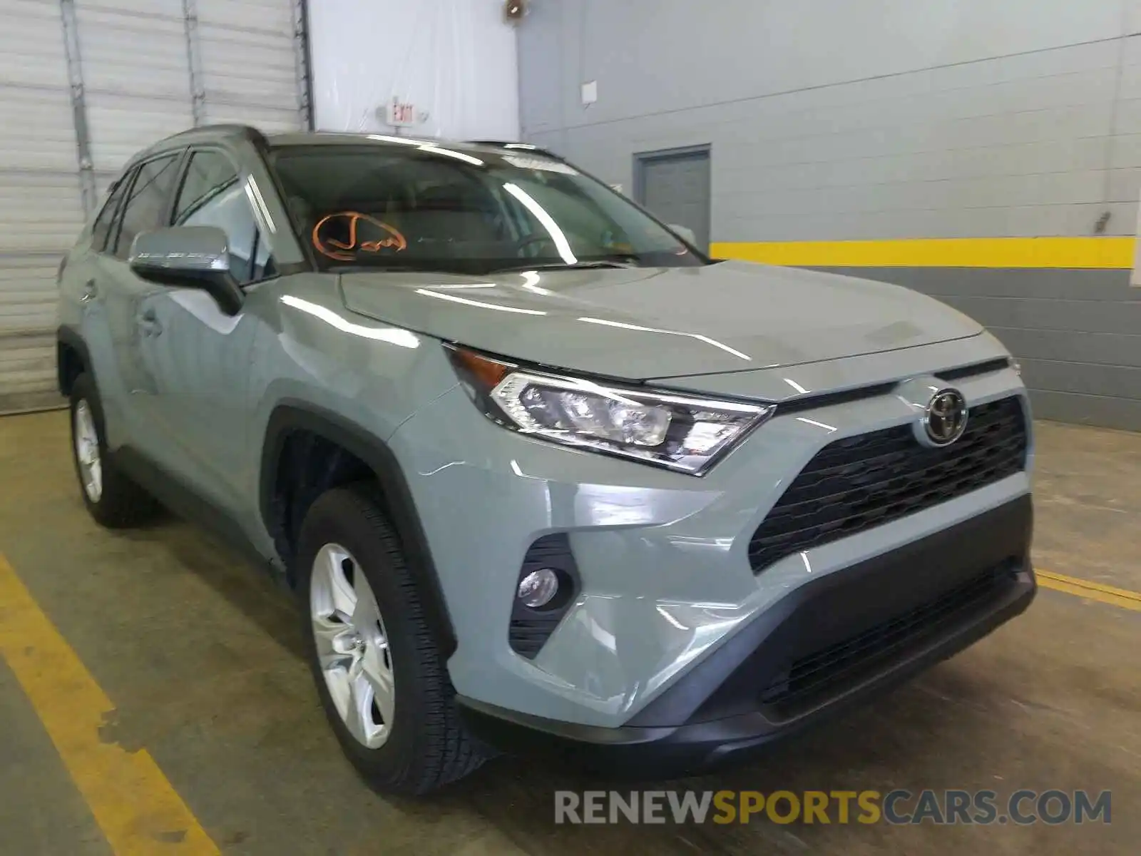 1 Photograph of a damaged car 2T3W1RFV9KW053096 TOYOTA RAV4 2019