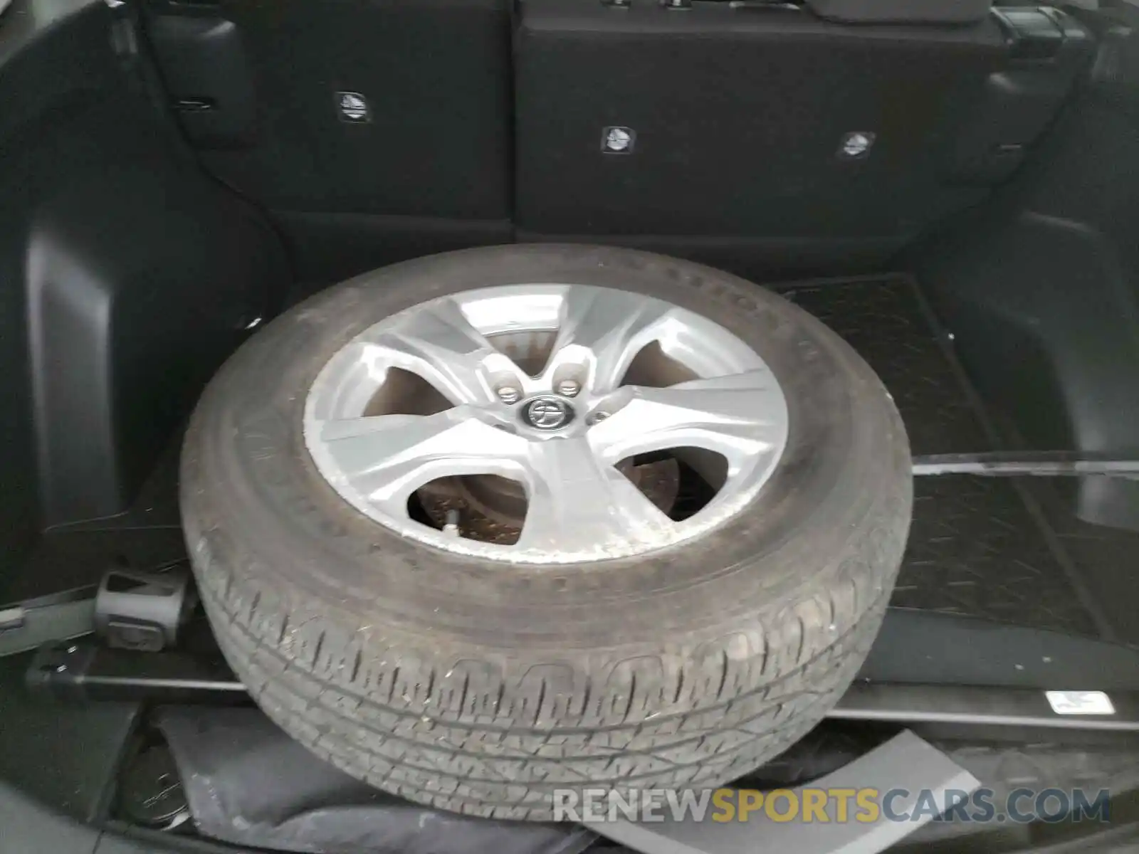 9 Photograph of a damaged car 2T3W1RFV9KW054376 TOYOTA RAV4 2019