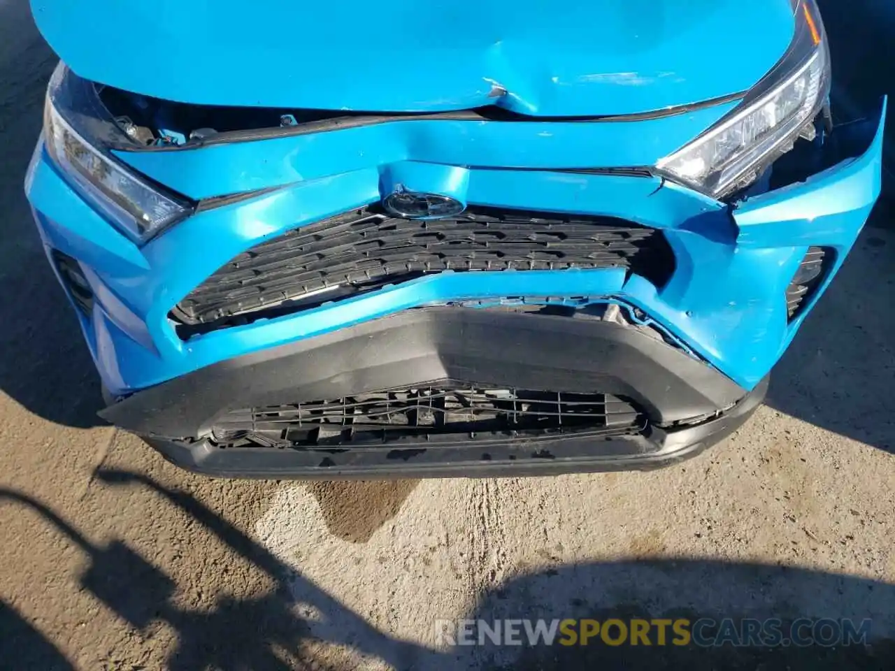 9 Photograph of a damaged car 2T3W1RFVXKC022800 TOYOTA RAV4 2019