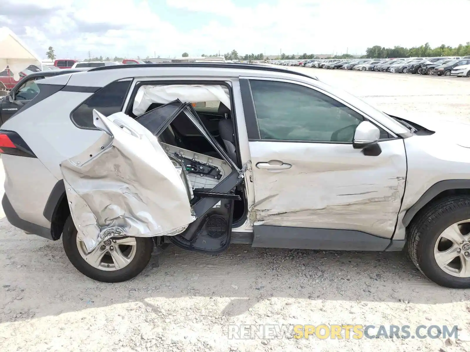 9 Photograph of a damaged car 2T3W1RFVXKC033361 TOYOTA RAV4 2019