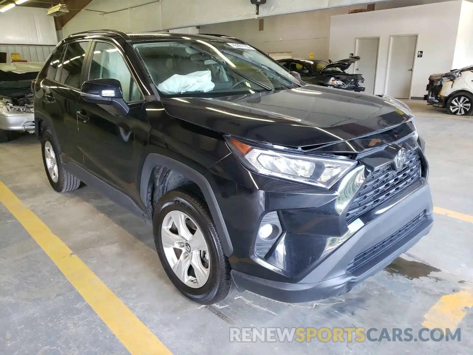 1 Photograph of a damaged car 2T3W1RFVXKW020785 TOYOTA RAV4 2019