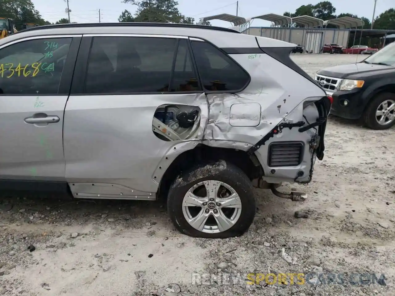 9 Photograph of a damaged car 2T3W1RFVXKW024786 TOYOTA RAV4 2019