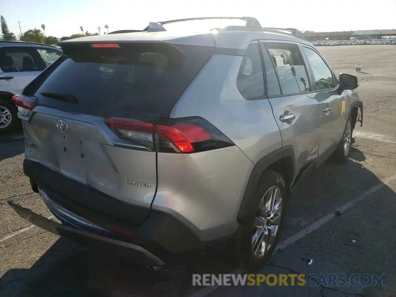 4 Photograph of a damaged car 2T3Y1RFV0KW011828 TOYOTA RAV4 2019