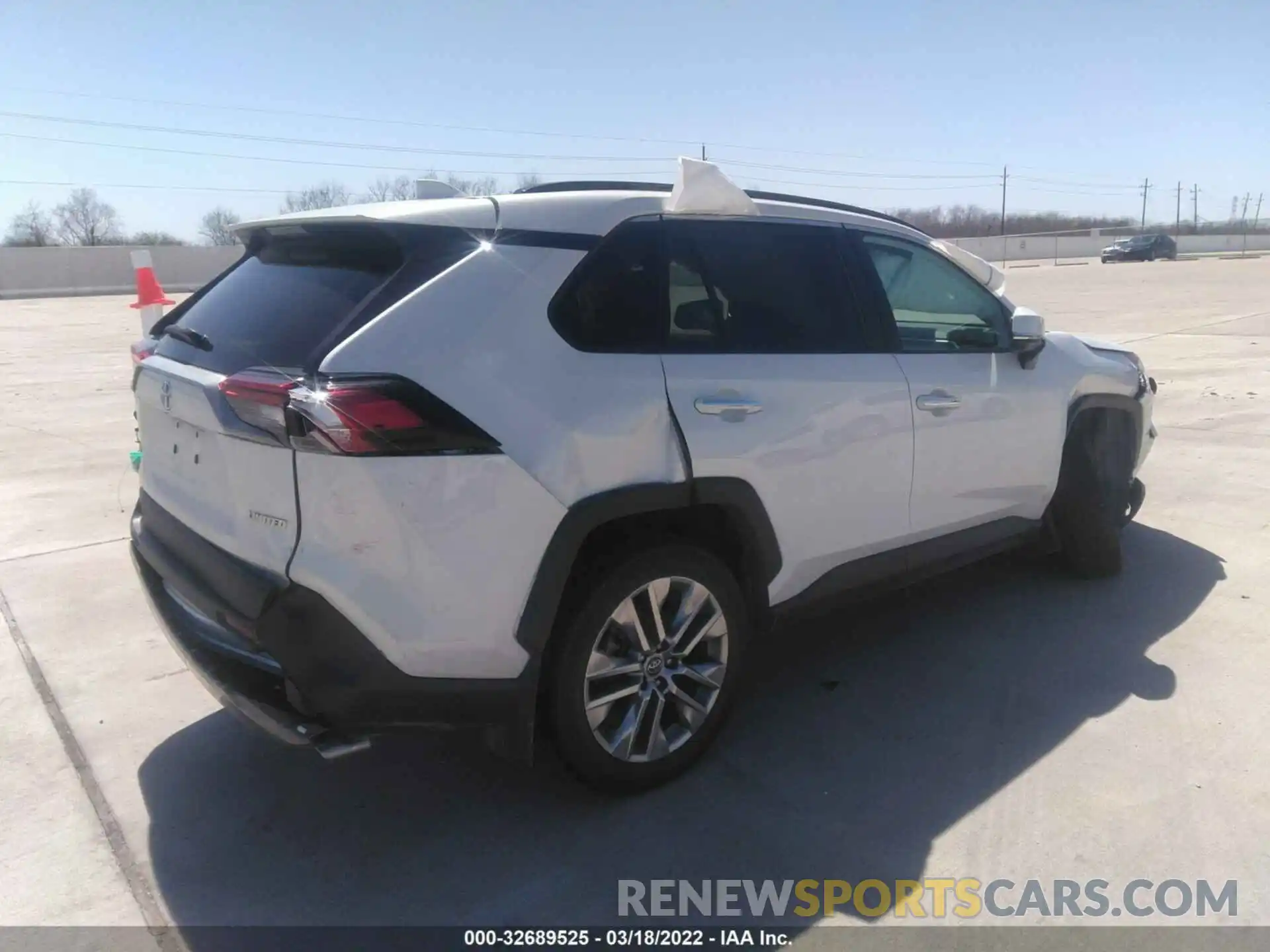 4 Photograph of a damaged car 2T3Y1RFV4KW024551 TOYOTA RAV4 2019