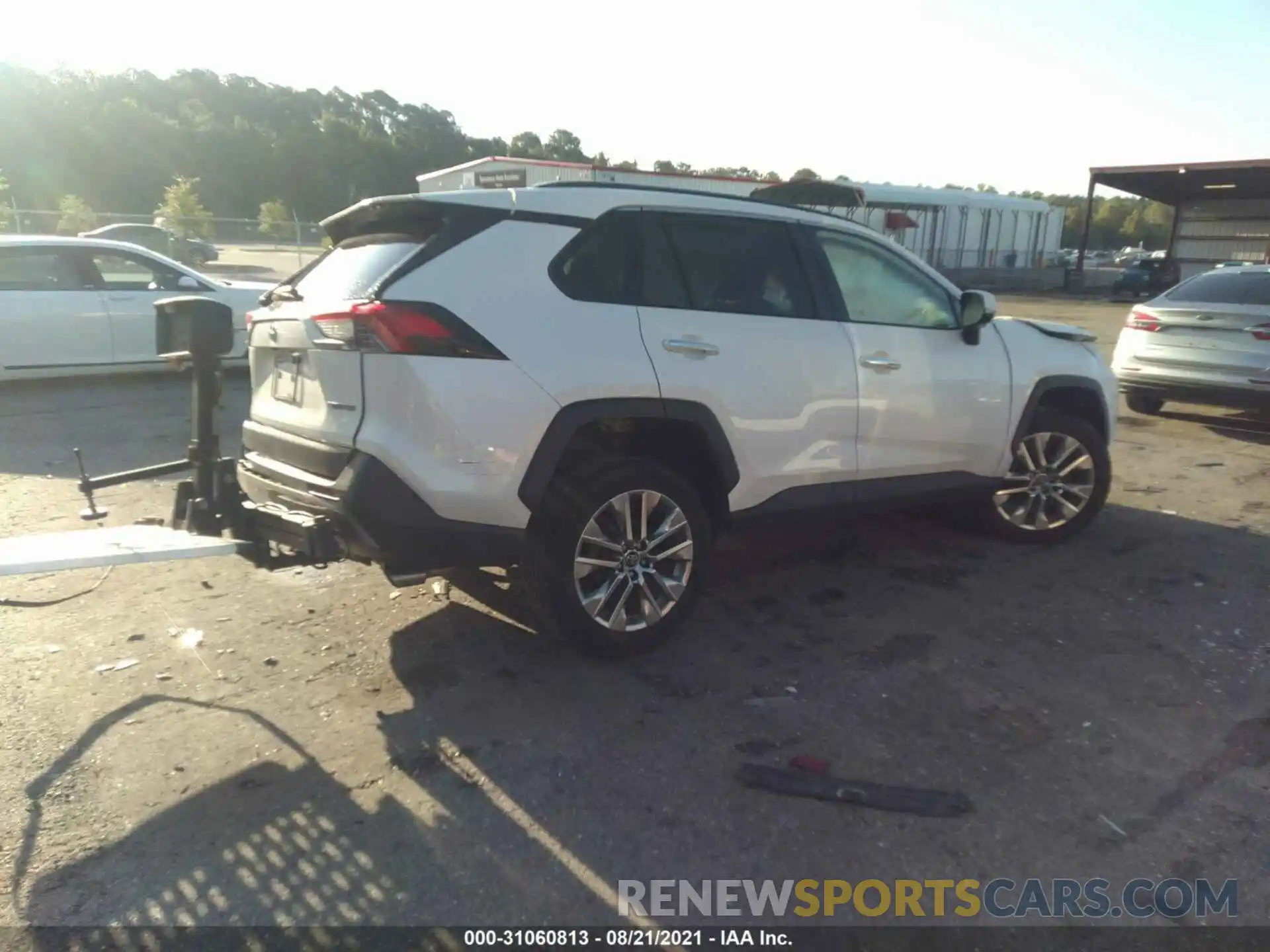 4 Photograph of a damaged car 2T3Y1RFV5KW028334 TOYOTA RAV4 2019