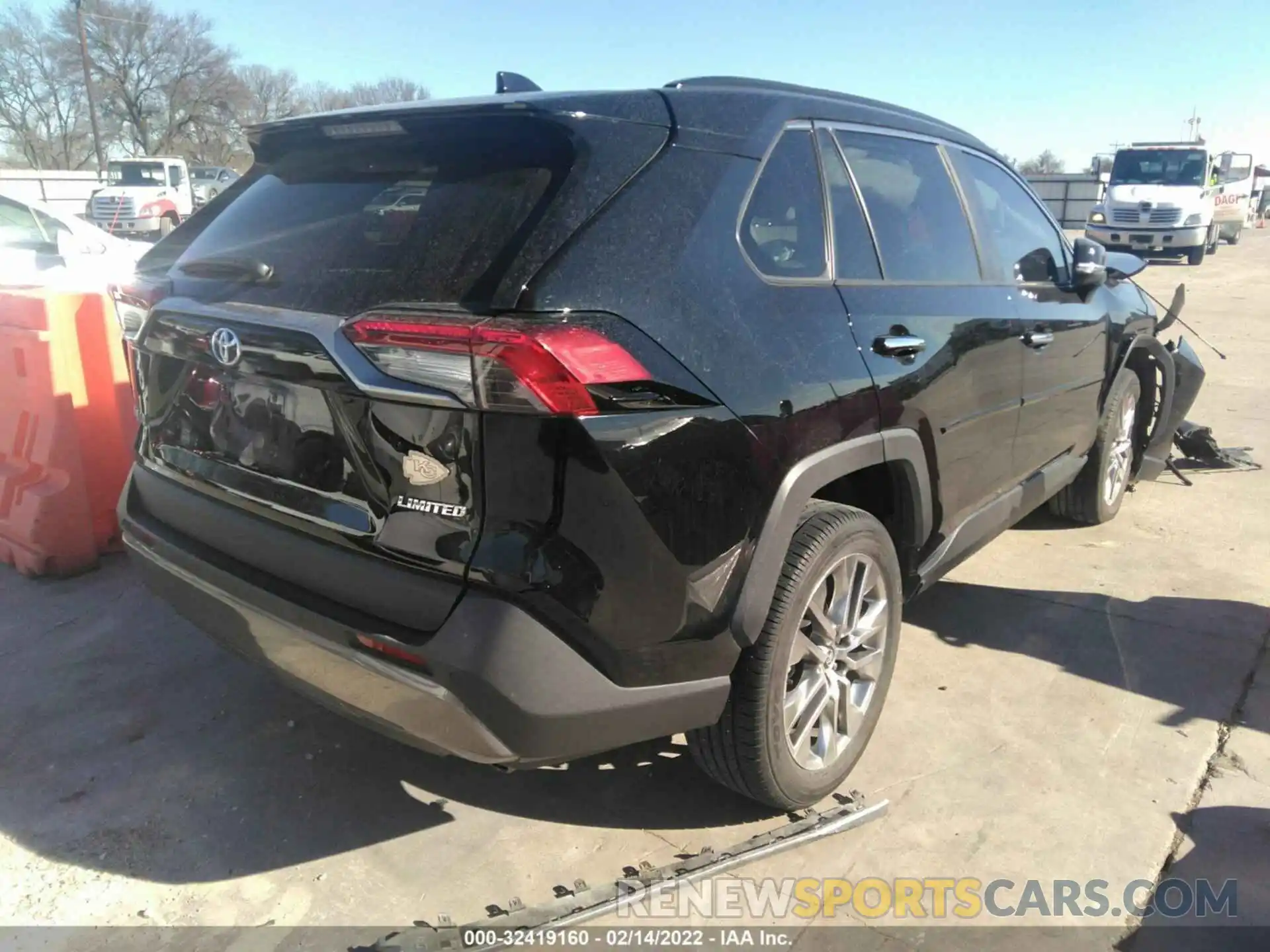 4 Photograph of a damaged car 2T3Y1RFV6KC009051 TOYOTA RAV4 2019