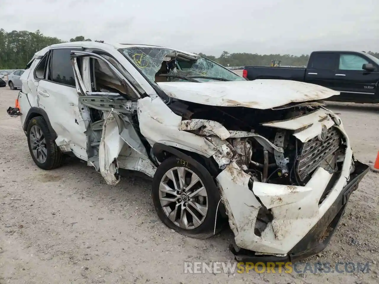 1 Photograph of a damaged car 2T3Y1RFV7KW001572 TOYOTA RAV4 2019