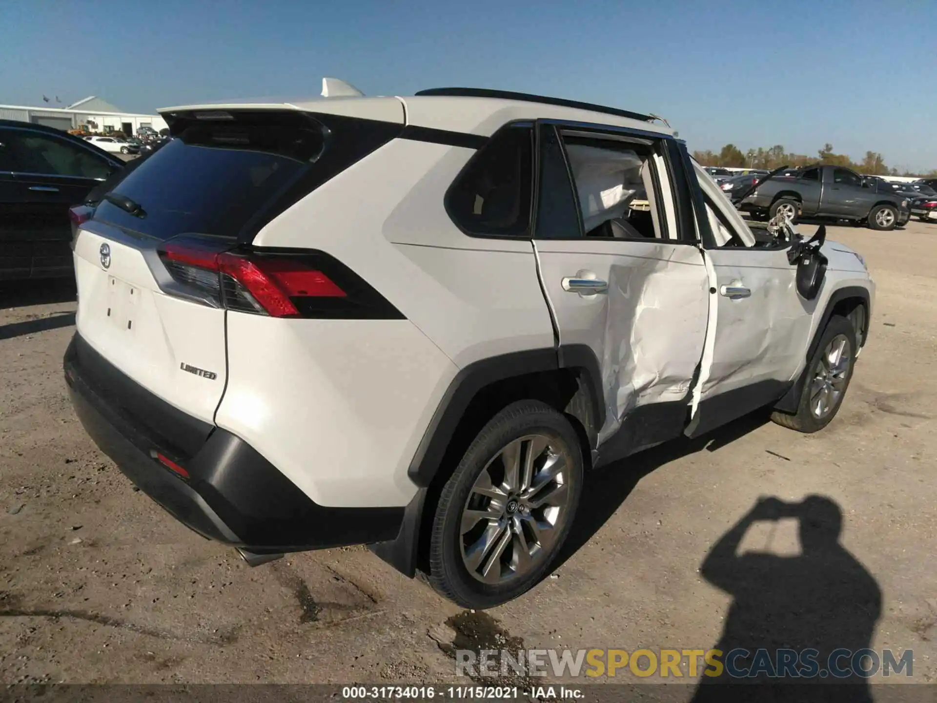 4 Photograph of a damaged car 2T3Y1RFV9KW023752 TOYOTA RAV4 2019